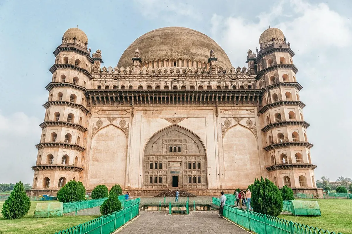Gol Gumbaz Vijayapura | Solapur Car Rental Service Gol Gumbaz Vijayapura – trip by Solapur Car Rental Service